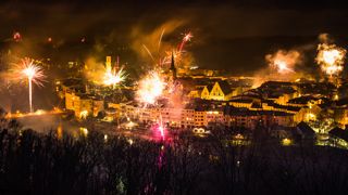 Stadtpanorama mit Feuerwerk, Wasserburg a. Inn