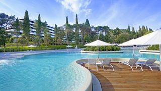 Hotel mit Poolbereich, I.D. Riva Tours