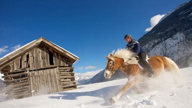 Frau auf Pferd reitet durch den Schnee, durch den Schnee reiten, Imst Tourismus