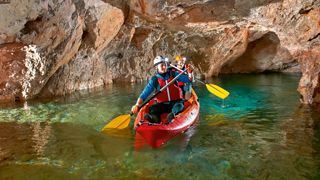 Kärnten Tourismus; Menschen paddeln in Grotte, Paddeln