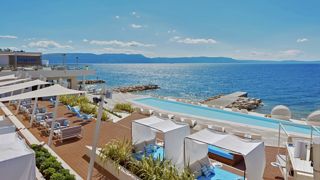 Hotelanlage mit Pool und Meerblick, I.D. Riva Tours