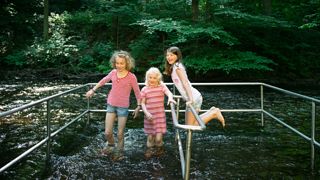 Drei Kinder im Kneipp-Wasserbecken, Bad Lauterberg im Harz