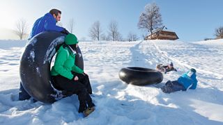 Familie im Schnee, Rodelspaß, Toben im Schnee, Kinder im Schnee, Baden-Württemberg