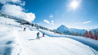 Skifahrer am Berg, Skifahrer am Hang, Skifahrer auf der Piste bei Sonnenschein, Snowpark, Ski amadé, Salzburger Sportwelt