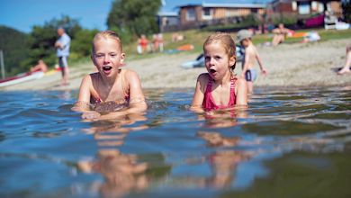 Kinder planschen im See, Waldecker Land