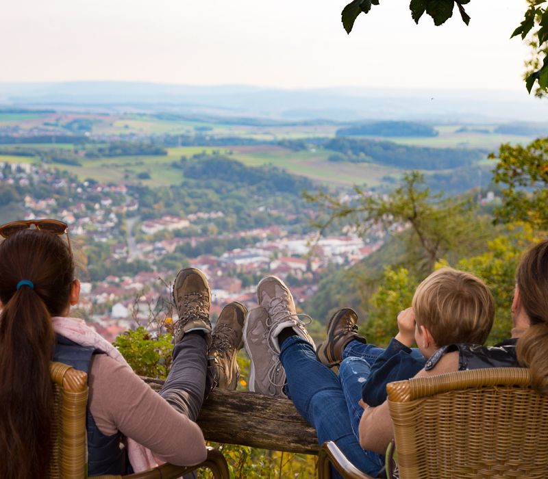 Familie mit Kind genießt Aussicht über das Tal, Bad Lauterberg im Harz