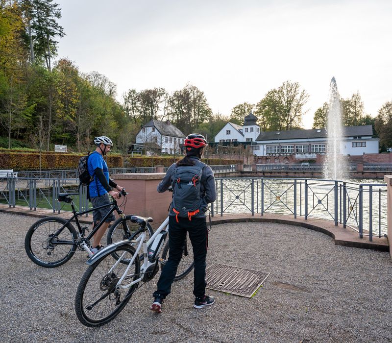 Fahrradfahrer vor Wasserfontäne, Südwestpfalz