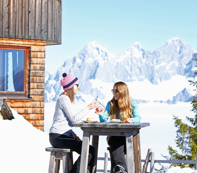 Bergpanorama, Zwei Frauen sitzen am Tisch vor Bergkulisse, Schneelandschaft, Schnee, schneebedeckte Berggipfel, Schladming-Dachstein, 